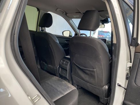 Used 2023 Nissan Rogue SV image 11