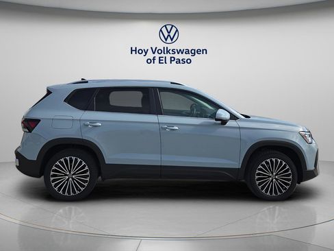 New 2026 Volkswagen Taos SE image 2