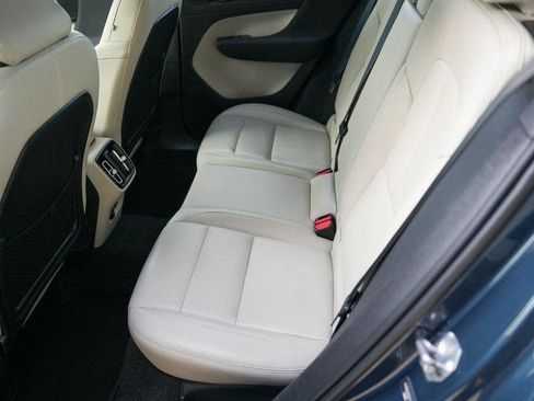 Used 2021 Volvo XC40 T5 Momentum w/ Premium Package image 76