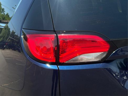 Used 2018 Chrysler Pacifica Limited w/ Advanced Safetytec Group FWD image 34
