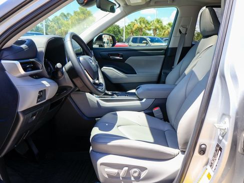 Used 2024 Toyota Highlander XLE FWD image 9