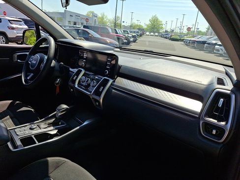 Used 2022 Kia Sorento LX FWD image 11