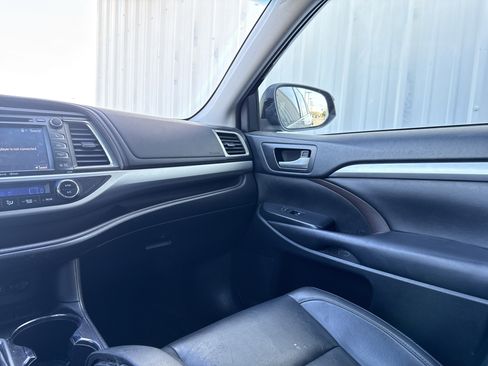 Used 2019 Toyota Highlander XLE image 16