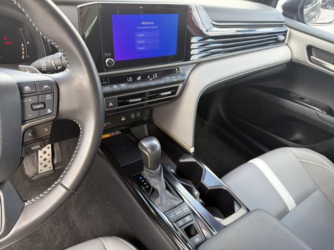 Used 2025 Toyota Camry SE FWD image 32