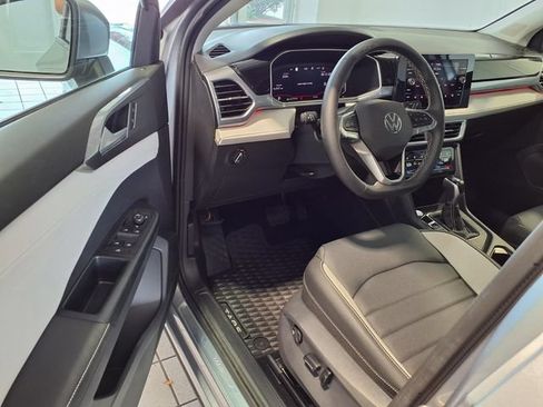 Used 2025 Volkswagen Taos SEL AWD/4WD image 6