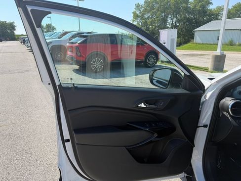 Used 2025 Chevrolet Trax RS w/ Sunroof Package FWD image 8