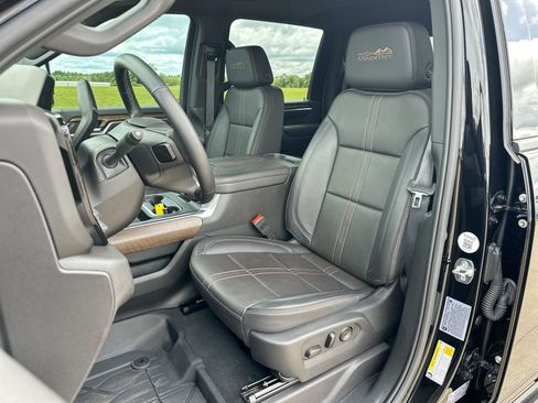 Used 2025 Chevrolet Silverado 2500 High Country w/ Midnight Edition AWD/4WD image 11