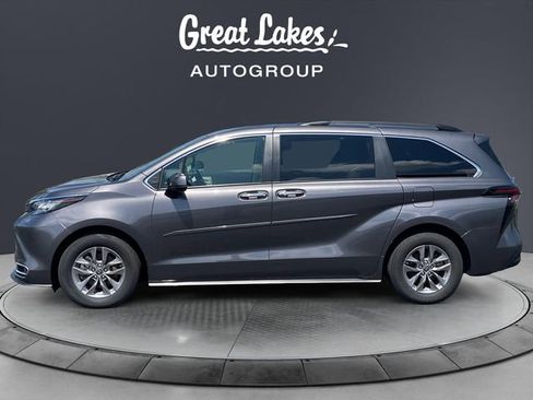 Used 2023 Toyota Sienna XLE w/ XLE Plus Package FWD image 2