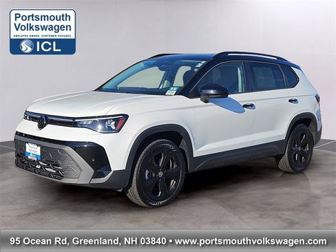 Certified 2025 Volkswagen Taos SE image 1