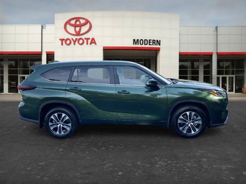 Certified 2025 Toyota Highlander XLE AWD/4WD image 4