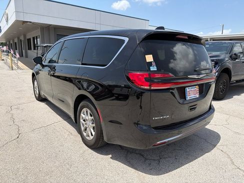 Used 2025 Chrysler Pacifica Select FWD image 4