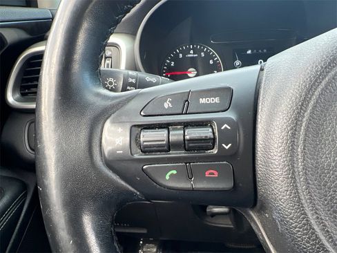 Used 2016 Kia Sorento LX w/ LX Convenience Package image 16