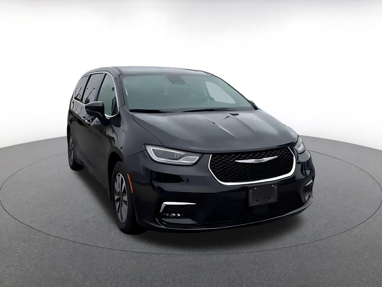Used 2023 Chrysler Pacifica Touring-L FWD image 3