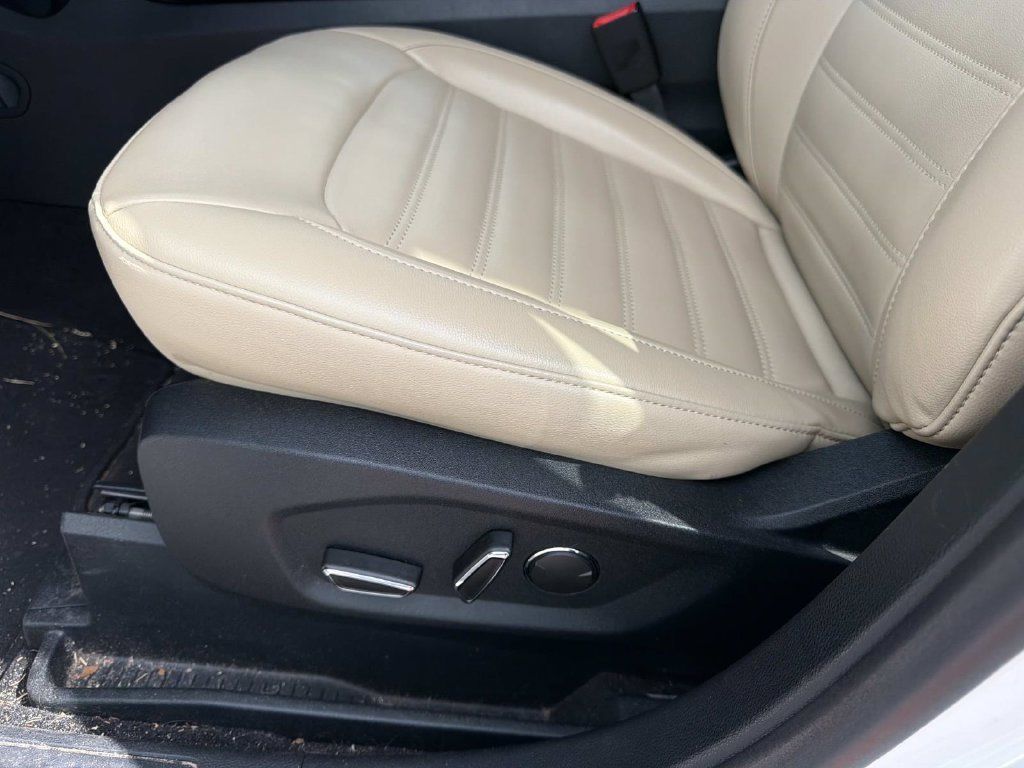 Used 2019 Ford Edge SEL w/ Equipment Group 201A FWD image 16