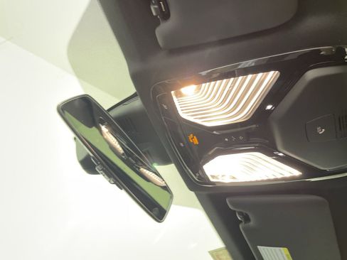 Used 2025 BMW 330i xDrive Sedan w/ Convenience Package image 18