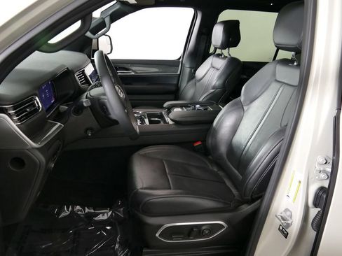 Used 2022 Jeep Wagoneer Series III w/ Premium Group I AWD/4WD image 20
