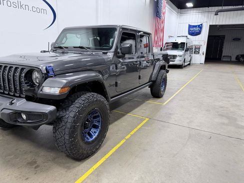 Used 2022 Jeep Gladiator Sport AWD/4WD image 18