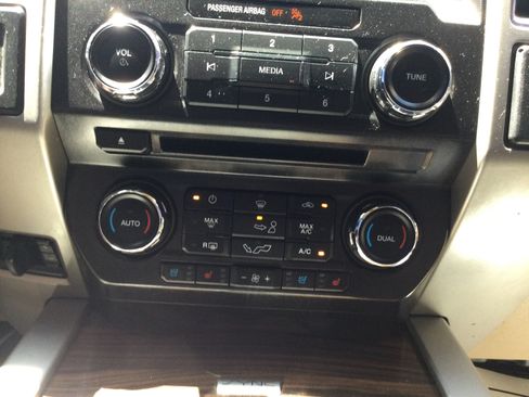 Used 2015 Ford F150 Lariat AWD/4WD image 13