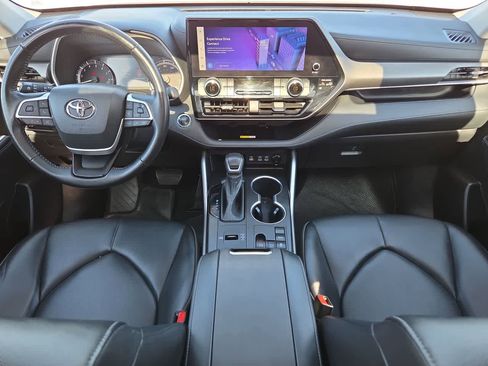 Used 2023 Toyota Highlander XLE FWD image 14