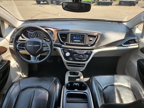 Used 2020 Chrysler Voyager Lxi image 3