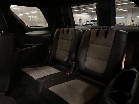 Used 2017 Ford Explorer XLT w/ Equipment Group 202A AWD/4WD image 19