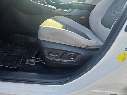 Used 2021 Toyota RAV4 XLE w/ Convenience Package FWD image 19