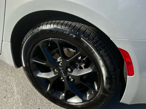 Used 2024 Chrysler Pacifica Limited w/ S Appearance Package image 10