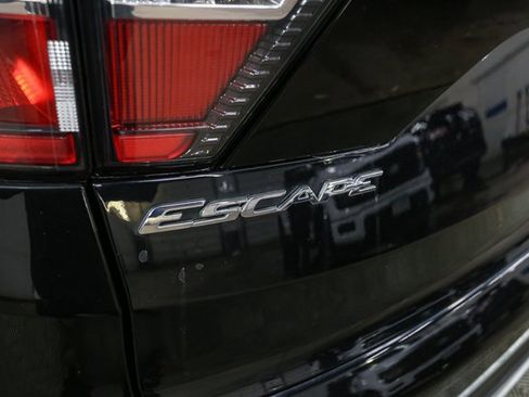 Used 2018 Ford Escape SE image 9
