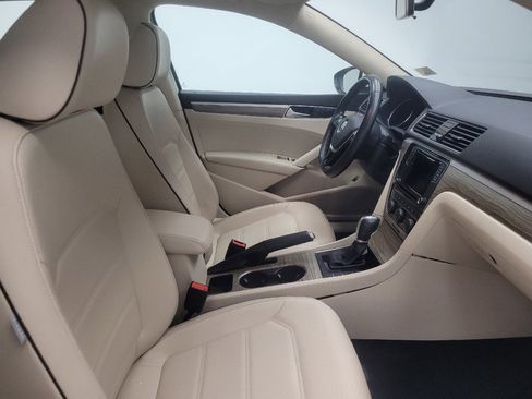 Used 2018 Volkswagen Passat 2.0T SE FWD image 21
