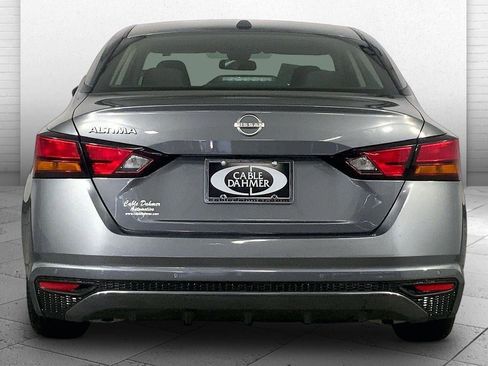 Used 2025 Nissan Altima 2.5 SV FWD image 3
