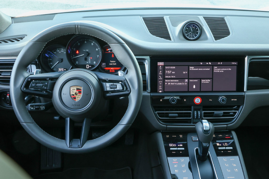 Certified 2026 Porsche Macan AWD/4WD image 34