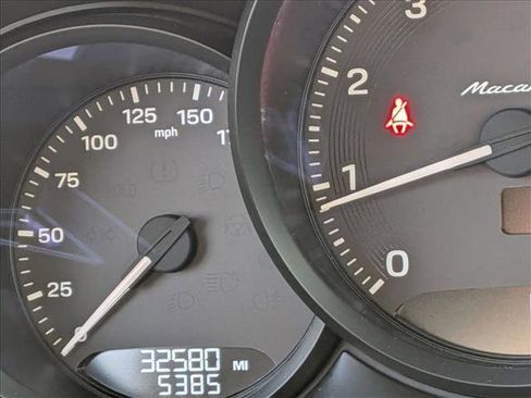 Used 2023 Porsche Macan Turbo image 8