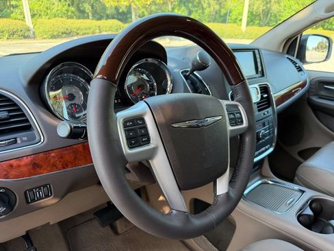 Used 2016 Chrysler Town & Country Limited Platinum FWD image 15