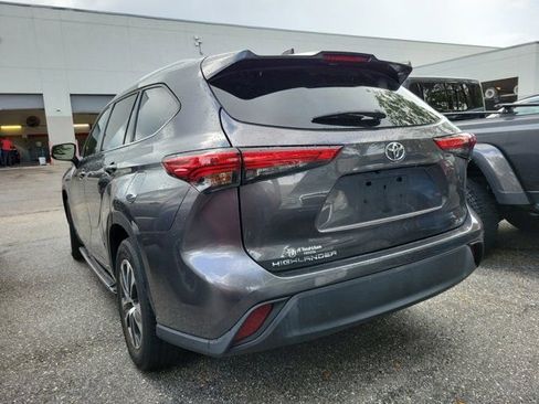 Used 2023 Toyota Highlander XLE image 3