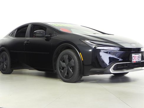 Used 2024 Toyota Prius Prime SE image 4