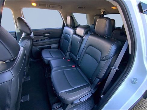 Used 2023 Nissan Pathfinder SL w/ Lighting Package (N92) image 16
