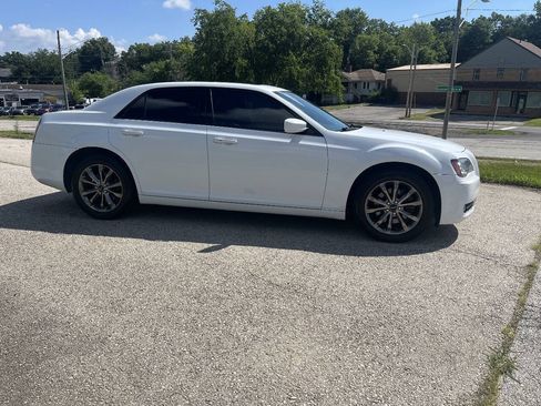 Used 2014 Chrysler 300 S AWD/4WD image 4