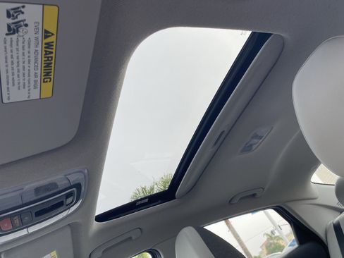 Used 2024 Hyundai Elantra Limited image 18