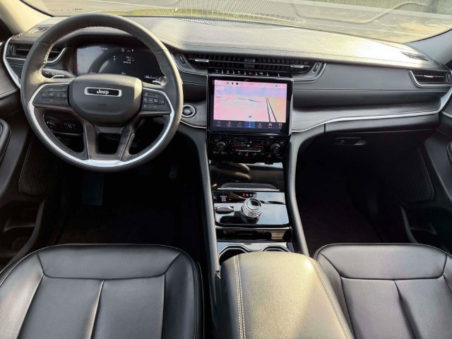 Used 2023 Jeep Grand Cherokee Limited AWD/4WD image 16