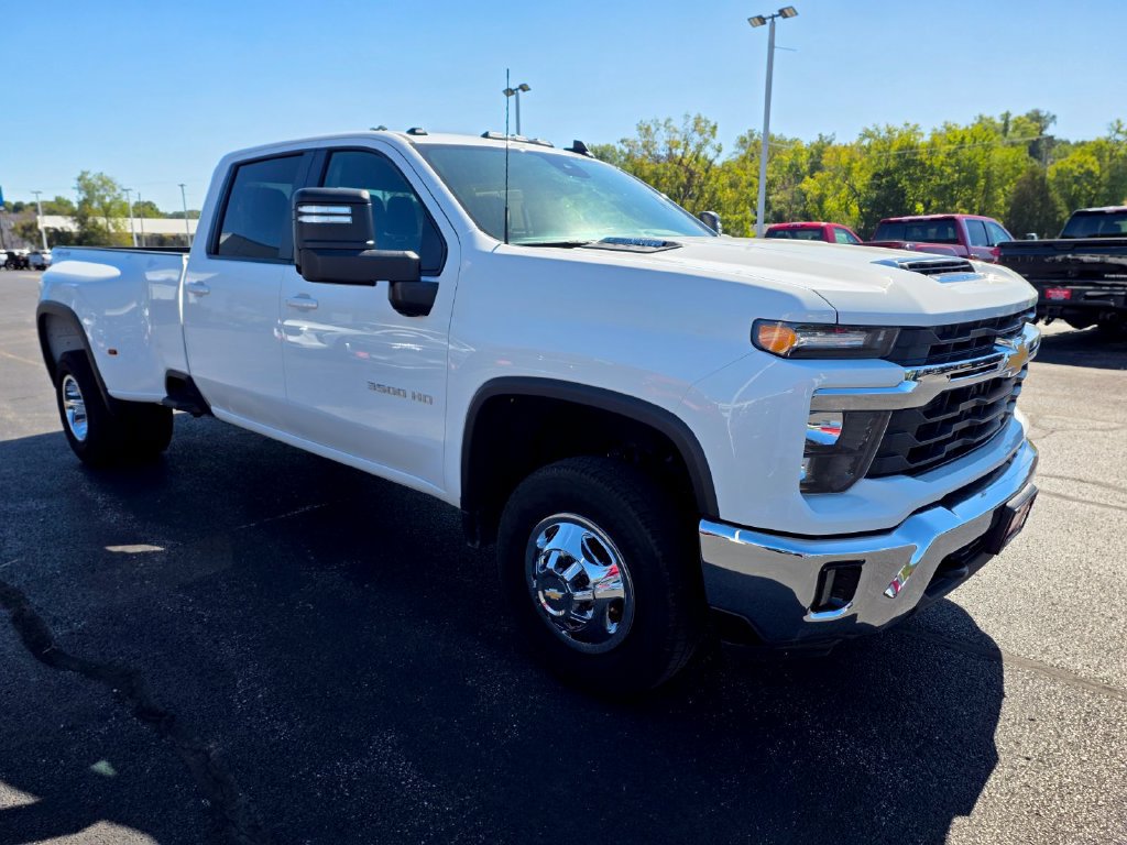 Used 2025 Chevrolet Silverado 3500 LT w/ Convenience Package AWD/4WD image 2