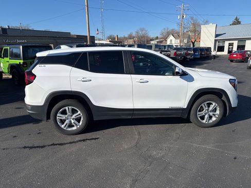 Used 2024 GMC Terrain SLE image 8