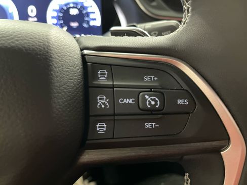 Used 2024 Jeep Grand Cherokee Limited w/ Black Appearance Package image 22