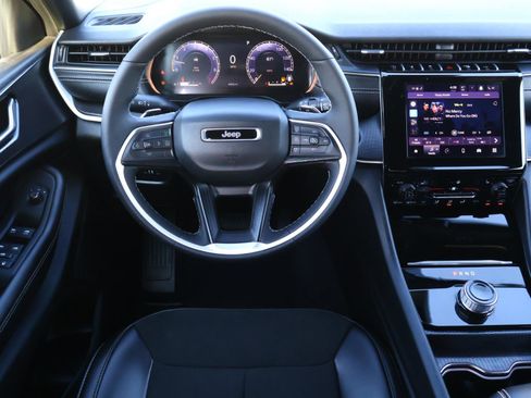 Used 2025 Jeep Grand Cherokee Altitude image 9