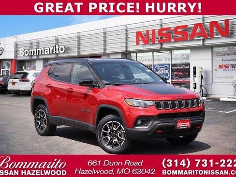 Used 2025 Jeep Compass Trailhawk AWD/4WD image 1