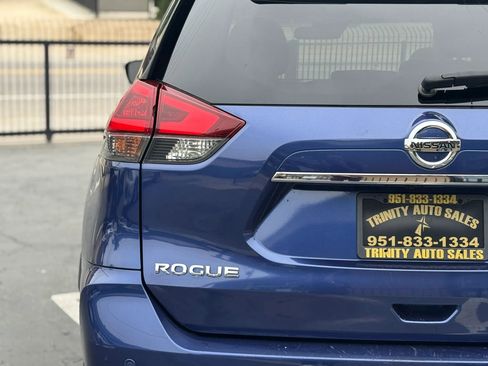 Used 2019 Nissan Rogue SV w/ Sun & Sound Touring Package FWD image 9