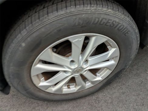 Used 2015 Nissan Rogue SV image 8