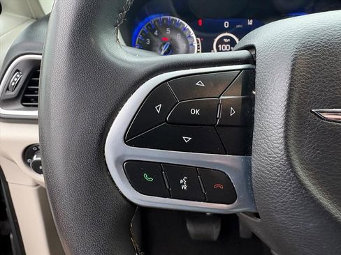 Used 2023 Chrysler Pacifica Touring-L FWD image 12