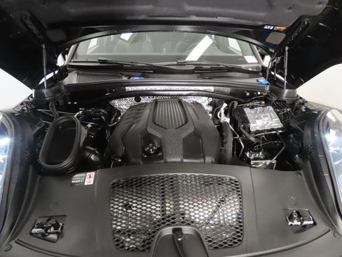 Certified 2025 Porsche Macan AWD/4WD image 50