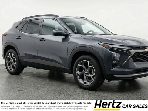 Used 2025 Chevrolet Trax LT FWD image 1