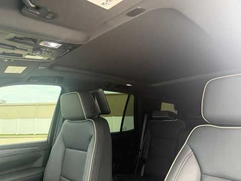 Used 2024 GMC Yukon SLT w/ SLT Premium Package RWD image 6